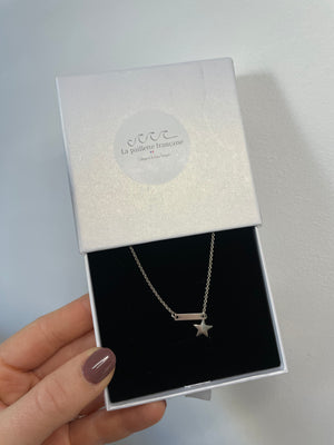 Collier en argent avec plaque fine et pendentif Collier en argent avec plaque fine et pendentif