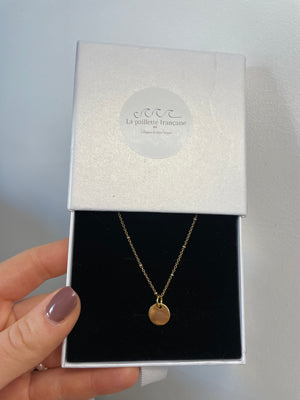 Collier chaine fine avec boules et médaille en plaqué or 3 microns Collier chaine fine avec boules et médaille en plaqué or 3 microns