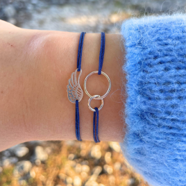 Angèle - Bracelet porté avec une aile d'ange en argent 925 et un fil en nylon bleu marine