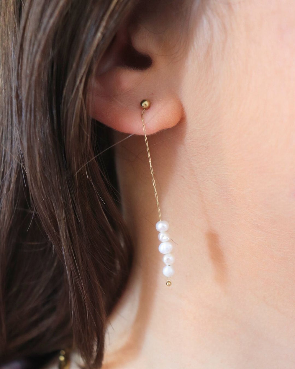 Boucles d'oreilles chaine fine et perles d'eau douce - Emma